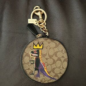 COACH JEAN BASQUIAT SIGNATURE CANVAS CIRCULAR
KEYRING ZIP COIN POUCH